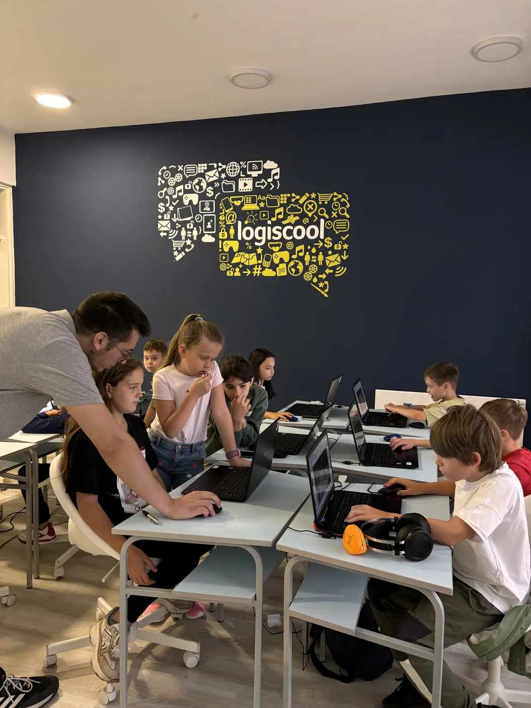 Deca uče programiranje na Logiscool času